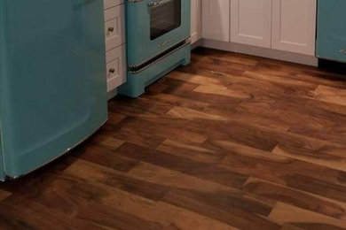 Example of a trendy kitchen design in Chicago