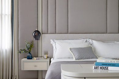Modelo de dormitorio principal tradicional renovado grande con paredes beige, moqueta, suelo beige y panelado