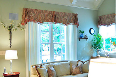 Example of a classic living room design in Raleigh