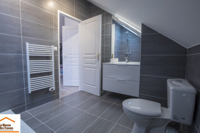 Cette photo montre une salle de bain.