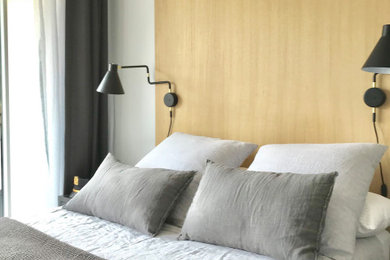 Idée de décoration pour une chambre grise et noire design en bois avec un sol en carrelage de céramique et un sol gris.
