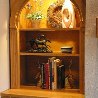 Mittelgroßes, Offenes Mediterranes Wohnzimmer mit beiger Wandfarbe, Travertin, Kamin und Kaminsims aus Holz in Orlando