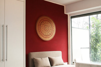 Kleines, Offenes Modernes Wohnzimmer mit roter Wandfarbe, hellem Holzboden und gelbem Boden in München