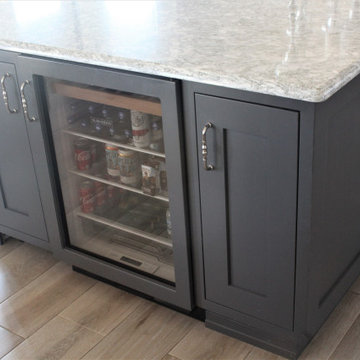 Starmark Insert Kitchen in Mackay Dove (Perimeter) and Peppercorn (Island)