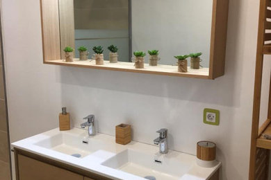 Idée de décoration pour une salle de bain principale minimaliste en bois clair de taille moyenne avec une douche ouverte, un carrelage beige, une vasque, meuble double vasque et meuble-lavabo suspendu.