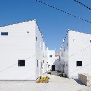 他の地域のモダンスタイルのおしゃれな白い家 (片流れ屋根、アパート・マンション) の写真