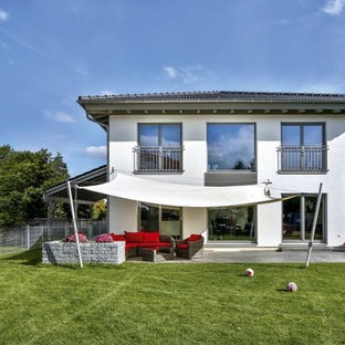 Zweistöckiges, Weißes Klassisches Einfamilienhaus mit Walmdach und Ziegeldach in München