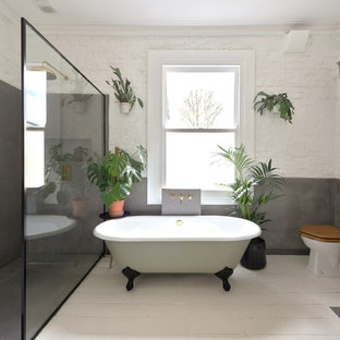 Exemple d'une grande salle de bain scandinave avec une baignoire indépendante, un espace douche bain, un WC séparé, un mur blanc, un sol en bois peint, un lavabo suspendu, un sol blanc et aucune cabine.