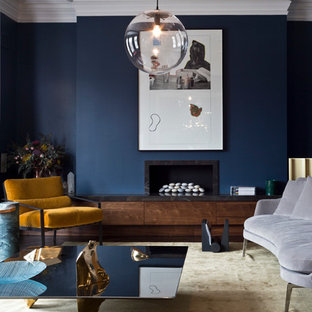 Idéer för att renovera ett funkis vardagsrum, med ett finrum, blå väggar och en bred öppen spis