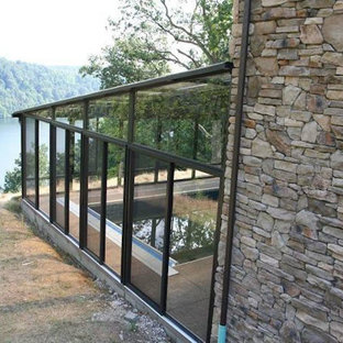 オレンジカウンティの中サイズの長方形トラディショナルスタイルのおしゃれなプール (コンクリート板舗装	) の写真