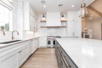 Example of a kitchen design in Austin