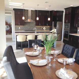 ジャクソンの広いトラディショナルスタイルのLDKの画像 (グレーの壁、セラミックタイルの床、標準型暖炉、石材の暖炉まわり)