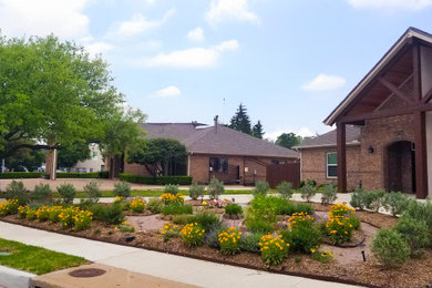Design ideas for a craftsman landscaping in Dallas.