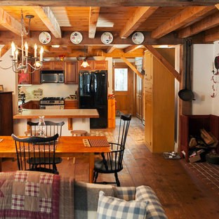 Mittelgroße Country Küche in U-Form mit Vorratsschrank, hellbraunen Holzschränken, Arbeitsplatte aus Fliesen, braunem Holzboden und Halbinsel in Boston