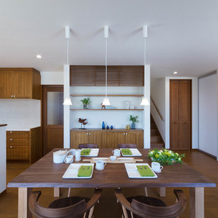 他の地域の北欧スタイルのおしゃれなLDK (白い壁、塗装フローリング、暖炉なし、茶色い床) の写真