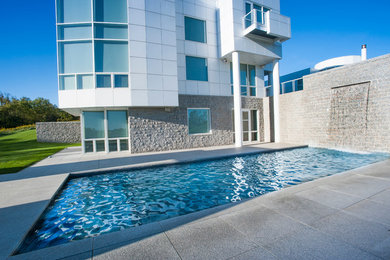 Trendy pool photo in Cedar Rapids
