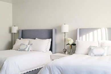 ニューヨークにある中くらいなトランジショナルスタイルのおしゃれな主寝室 (白い壁、濃色無垢フローリング、茶色い床) のレイアウト