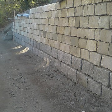 Stützmauer aus Granit und Sandstein
