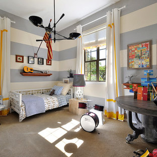 Inspiration för moderna pojkrum kombinerat med sovrum och för 4-10-åringar, med heltäckningsmatta, beiget golv och flerfärgade väggar