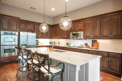 Eat-in kitchen - large cottage l-shaped dark wood floor and brown floor eat-in kitchen idea in Austin with a double-bowl sink, white backsplash, stainless steel appliances and an island