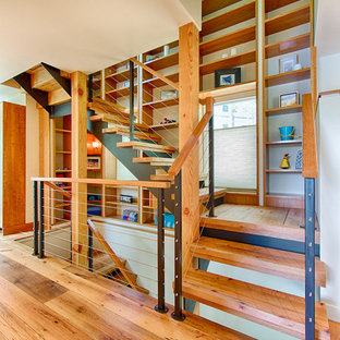 Imagen de escalera en U, marinera, sin contrahuella, con escalones de madera