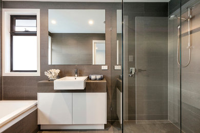 Inspiration for a mid-sized contemporary kids bathroom in Melbourne with engineered quartz benchtops.