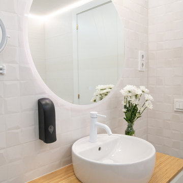 Baño luminoso con diseño envolvente e iluminación técnica