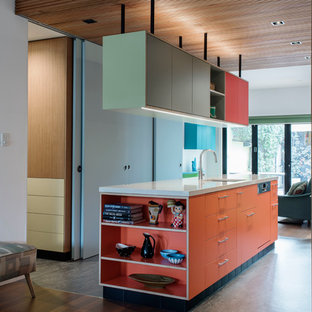 Zweizeilige, Mittelgroße Moderne Küche mit Vorratsschrank, Waschbecken, flächenbündigen Schrankfronten, orangefarbenen Schränken, Arbeitsplatte aus Terrazzo, Küchengeräten aus Edelstahl, Linoleum und Kücheninsel in Sydney