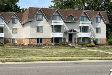 Elegant home design photo in Cincinnati