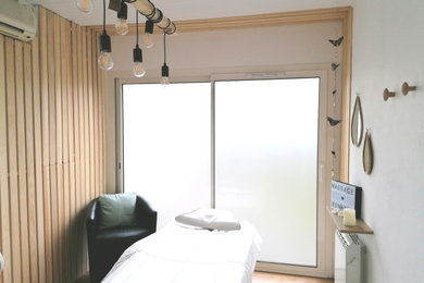 Foto de sala de manualidades nórdica pequeña con paredes blancas, suelo laminado, escritorio independiente, suelo gris y madera