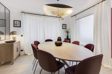 Photo of a contemporary dining room in Paris.