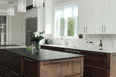 Diseño de cocina comedor moderna con puertas de armario blancas, salpicadero blanco, salpicadero de mármol, una isla y encimeras negras