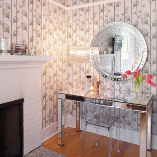 Bild på ett funkis arbetsrum, med en spiselkrans i tegelsten