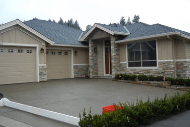 Ejemplo de fachada de casa beige y gris de estilo americano de tamaño medio de una planta con revestimiento de aglomerado de cemento, tejado a dos aguas, tejado de varios materiales y panel y listón