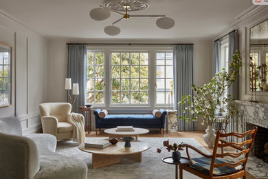 Abgetrenntes Klassisches Wohnzimmer mit beiger Wandfarbe, Kamin, Kaminumrandung aus Stein, braunem Boden und Wandpaneelen in San Francisco