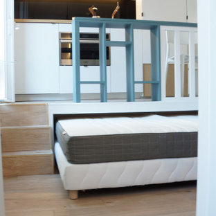 Lit surplombé par la cuisine