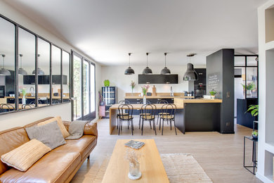 Idée de décoration pour un salon design de taille moyenne et ouvert avec un mur blanc, un sol en carrelage de céramique, un poêle à bois, un téléviseur encastré et un sol beige.