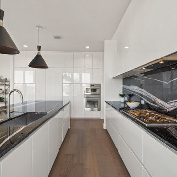 Spanish Oaks Luxury Black & White Modern Kitchen