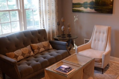 Modelo de salón para visitas cerrado clásico renovado pequeño con paredes grises, suelo de madera clara y suelo beige