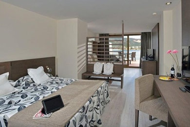 マヨルカ島にあるコンテンポラリースタイルのおしゃれな寝室