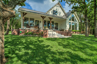Inspiration for a cottage porch remodel in Oklahoma City