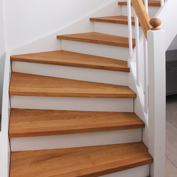 Skandinavisch angehaucht: Treppe im Landhausstil