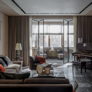 Modern inredning av ett stort allrum med öppen planlösning, med beige väggar, ett finrum, mellanmörkt trägolv och blått golv