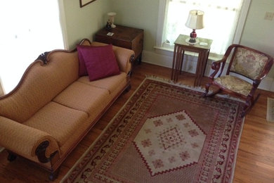 Imagen de salón para visitas cerrado clásico pequeño con suelo de madera en tonos medios
