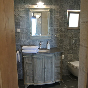 No blues in this bathroom....