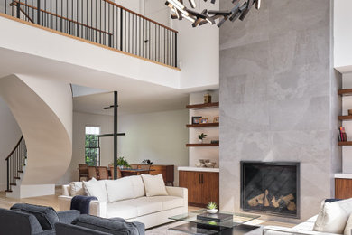 Modernes Wohnzimmer mit Kamin in Raleigh