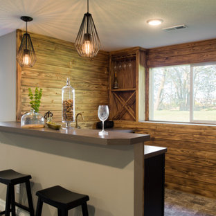 サンディエゴの中サイズのラスティックスタイルのおしゃれな着席型バー (クオーツストーンカウンター、茶色いキッチンパネル、木材のキッチンパネル、レンガの床) の写真