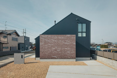 Foto de fachada de casa negra y negra contemporánea de dos plantas con tejado a dos aguas y tejado de metal