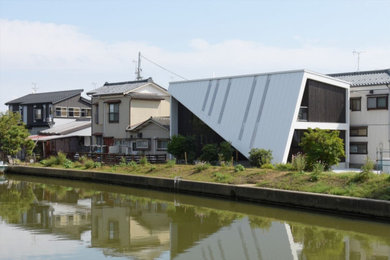 他の地域にあるおしゃれな家の外観 (メタルサイディング) の写真