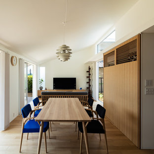 神戸の北欧風 LDKの画像 (白い壁、無垢フローリング、茶色い床)